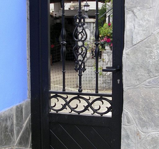 Puerta de aluminio entrada casa en aluminio diseño orgánico