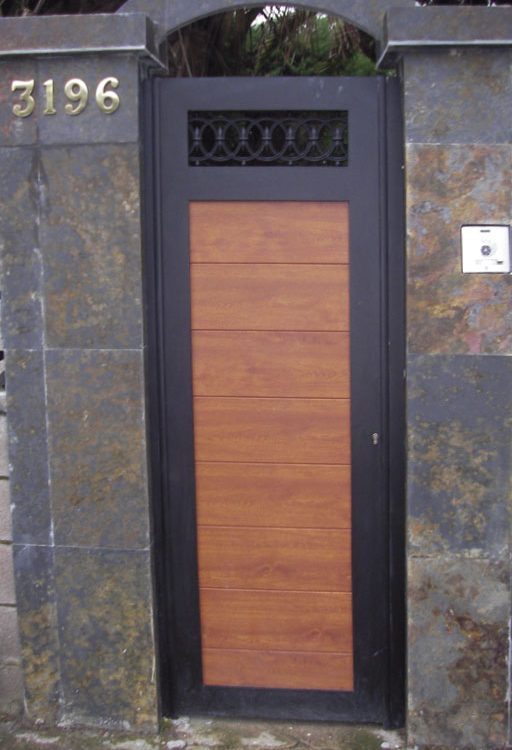 Puerta de aluminio entrada casa en aluminio diseño orgánico lamas gruesas