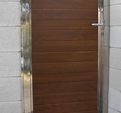 Puerta casa metálica lamas horizontales marrón