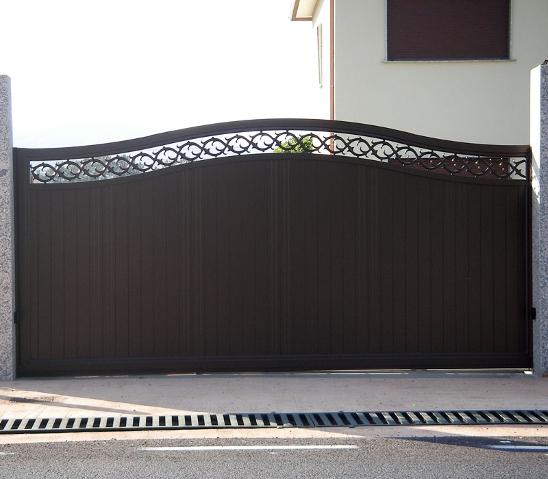 Puerta de aluminio entrada finca lamas gruesas verticales remate orgánico