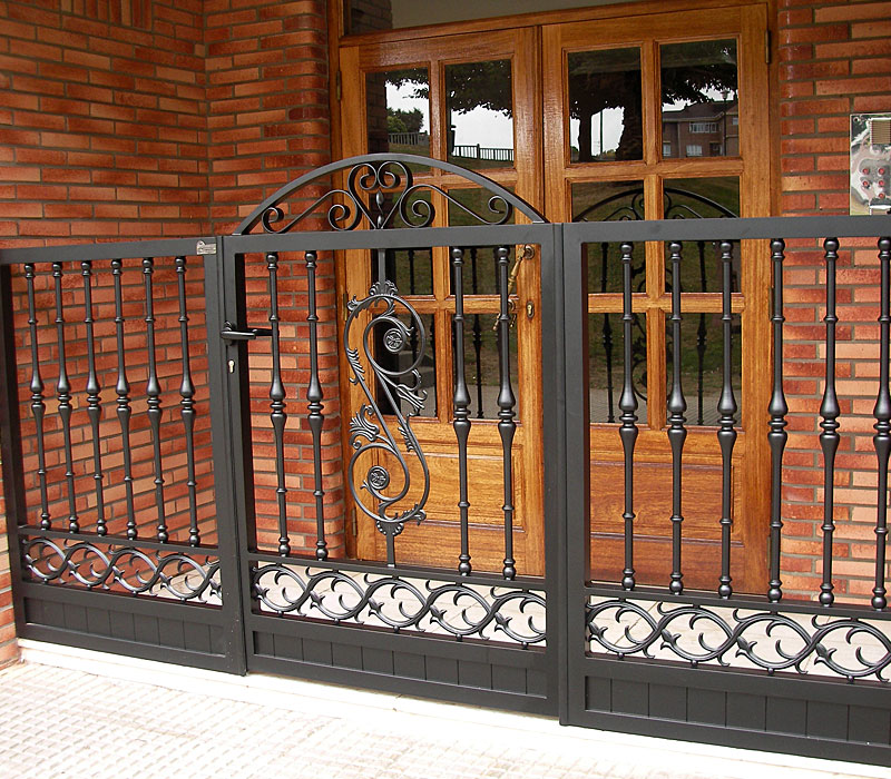 Puerta de aluminio entrada edificio diseño orgánico remate con superior redondo