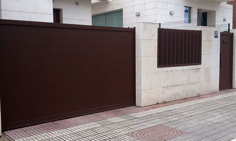 Puerta aluminio de entrada finca diseño listones horizontales gruesos