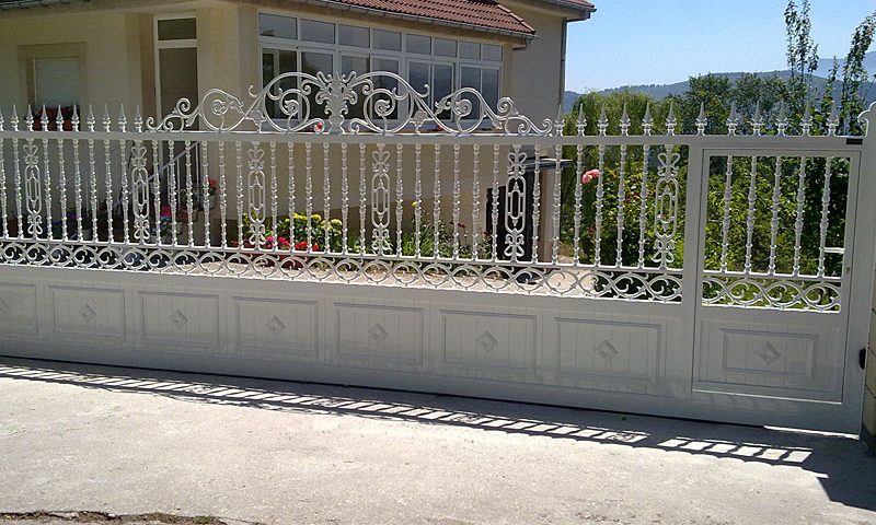 Puerta aluminio de entrada finca diseño orgánico en blanco