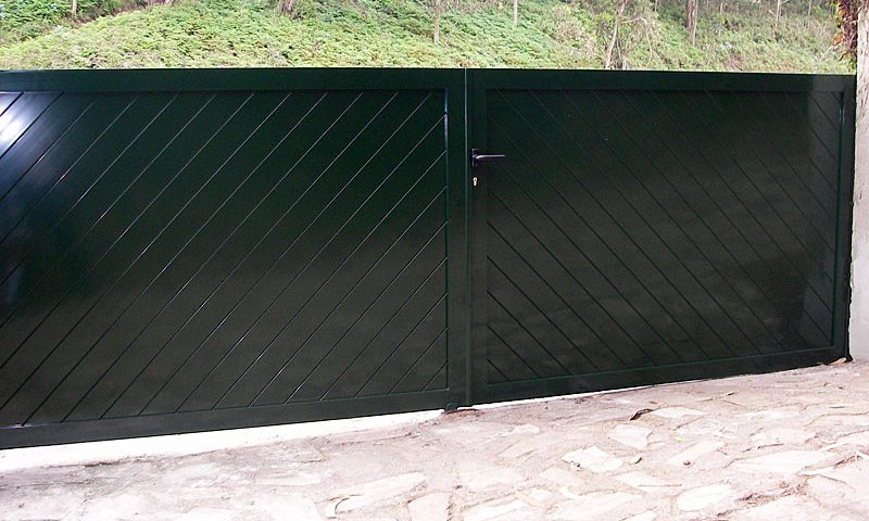 Puerta de aluminio entrada finca en verde, lamas diagonales