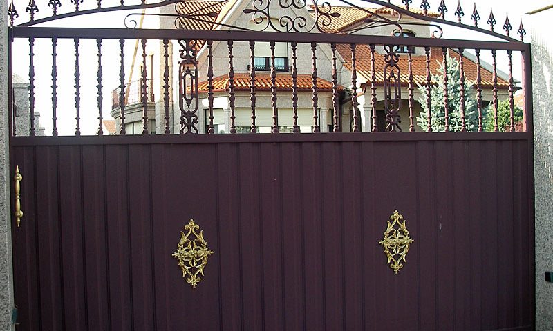 Puerta de aluminio entrada finca remate picas y detalles en oro