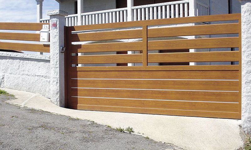 Puerta de entrada finca imitación madera