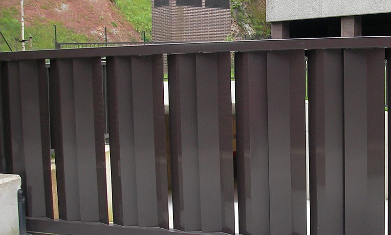 Puerta de finca metálica listones gruesos marrón