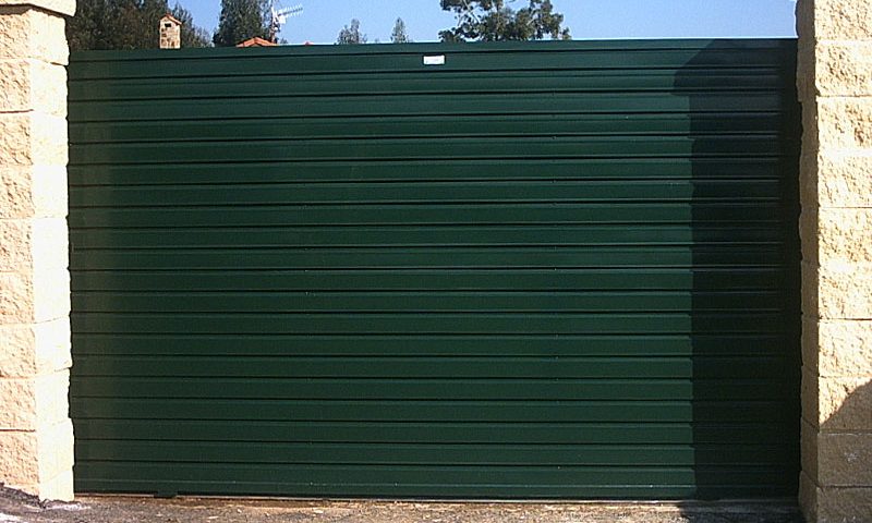 Puerta de finca metálica verde