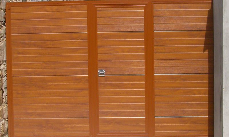Portón de finca metálica lamas horizontales y puerta integrada