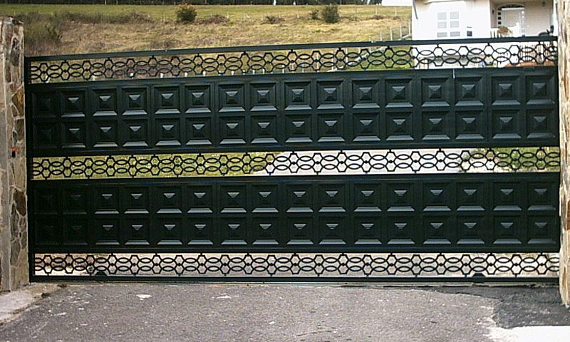 Puerta de finca metálica cuadros geométricos