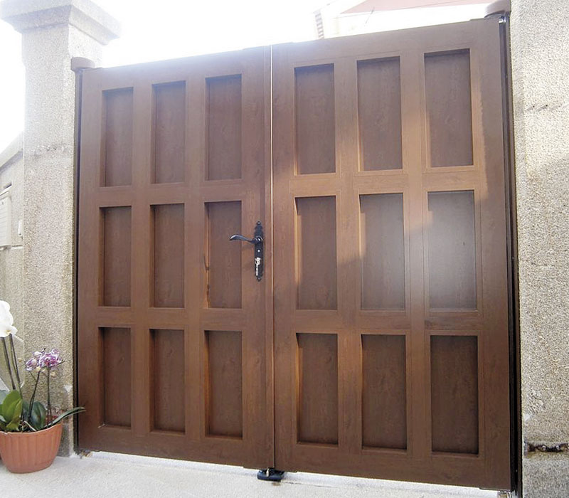 Portón de entrada rústica imitación madera
