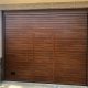 Portones de garaje marrón con puerta integrada