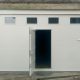 Portones de garaje con puerta integrada y ventanas