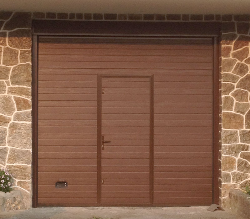 Portón de garaje con puerta integrada