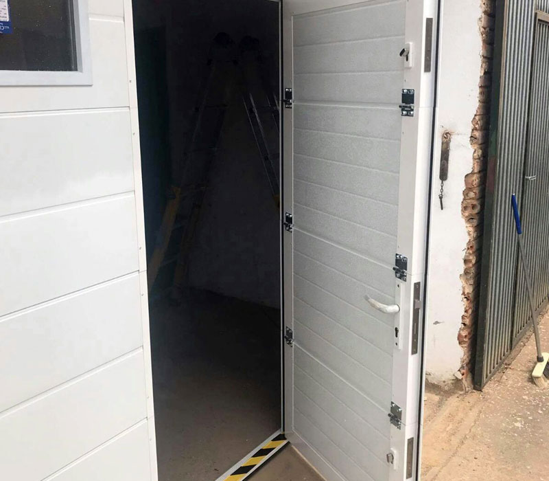 Portones de garaje puerta integrada
